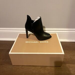 New- Michael Kors Alane Leather open toe bootie size 8